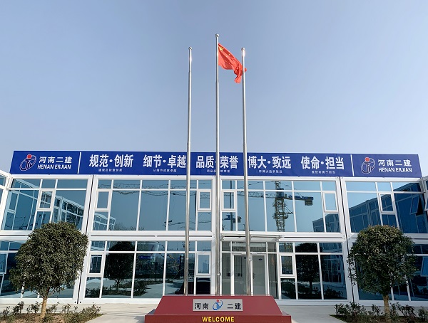 国旗迎风飘扬.jpg 国旗迎风飘扬.jpg