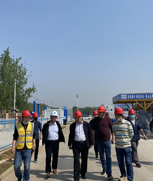 纪委领导一行视察施工现场.jpg 纪委领导一行视察施工现场.jpg