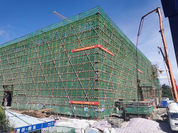 主体结构封顶.jpg 主体结构封顶.jpg