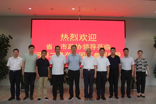 3、各位领导合影留念.jpg 3、各位领导合影留念.jpg