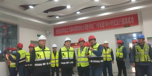 登录入口副总经理贾建龙与北方联合电力公司董事长李向良、基建副总李悦、北方锡林浩特热电公司董事长李文东在移交现场亲切交流.jpg 登录入口副总经理贾建龙与北方联合电力公司董事长李向良、基建副总李悦、北方锡林浩特热电公司董事长李文东在移交现场亲切交流.jpg