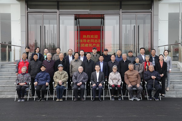 登录入口领导和老同志们合影留念.jpg