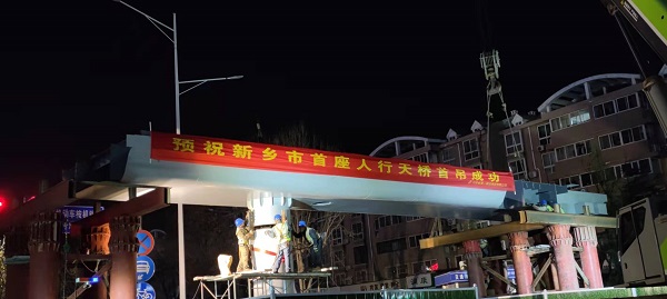 主桥钢箱梁首吊现场1.jpg 主桥钢箱梁首吊现场1.jpg