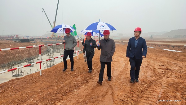 登录入口董事、副总经理崔向军视察施工现场.jpg 登录入口董事、副总经理崔向军视察施工现场.jpg