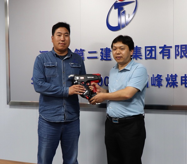 2、登录入口科协秘书长苏群山向华能正宁项目部交接援赠设备.jpg