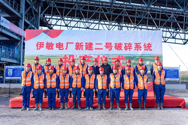 附件4 投产仪式现场登录入口领导与项目部成员合影留念.jpg 附件4 投产仪式现场登录入口领导与项目部成员合影留念.jpg