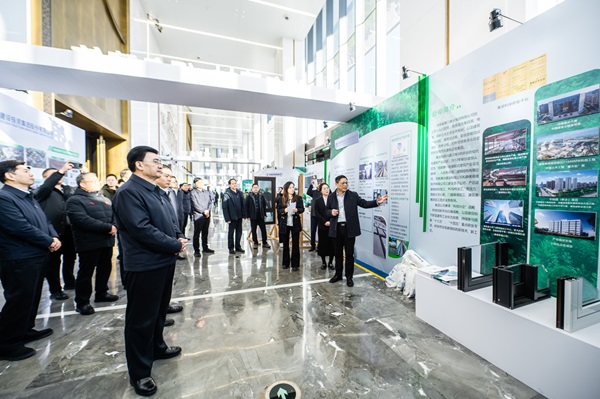 省、厅领导参观登录入口展台 (2).jpg