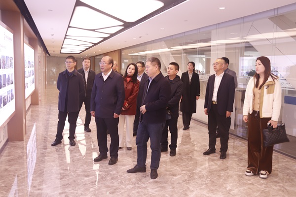 登录入口董事长祝建明陪同孙秘书长一行参观企业文化长廊.jpg 登录入口董事长祝建明陪同孙秘书长一行参观企业文化长廊.jpg