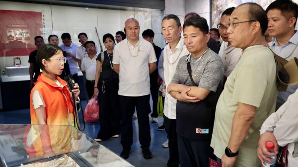 参观4.jpg 参观4.jpg